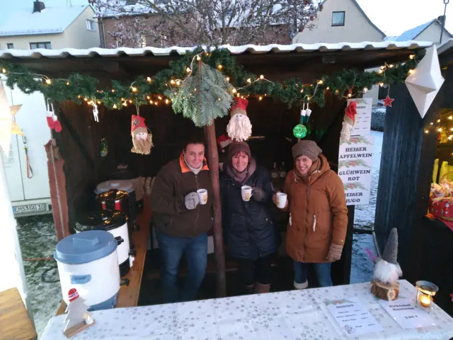 Drei Personen an einem weihnachtlich geschmückten Stand