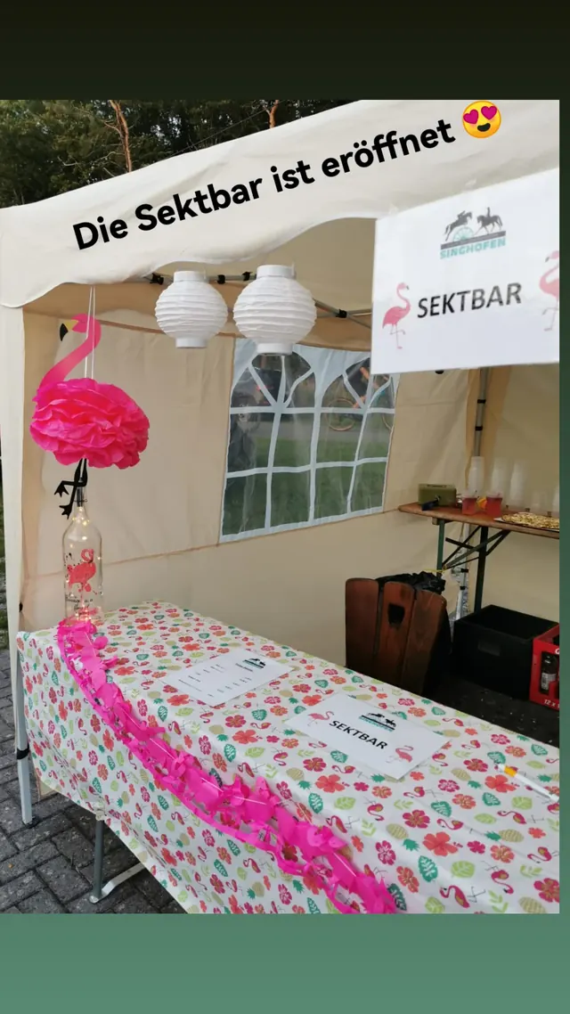 Geschmückte Sektbar mit Flamingo-Dekoration