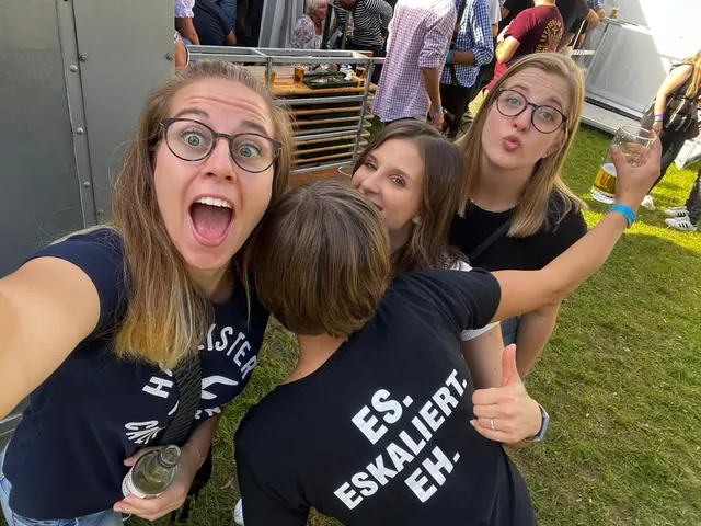 Fröhliches Gruppenselfie im Freien