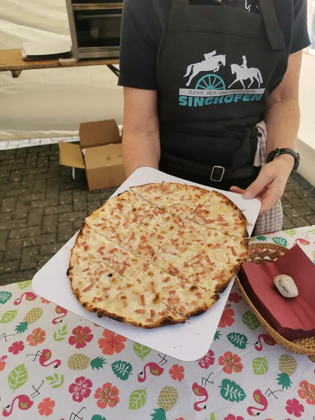 Flammkuchen auf einem Holzbrett