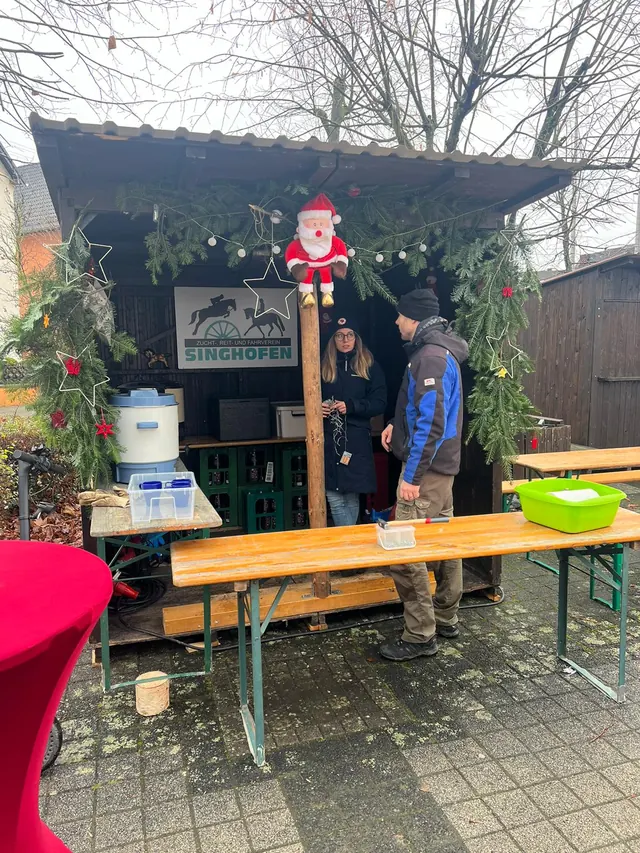 Weihnachtlich geschmückter Stand im Freien
