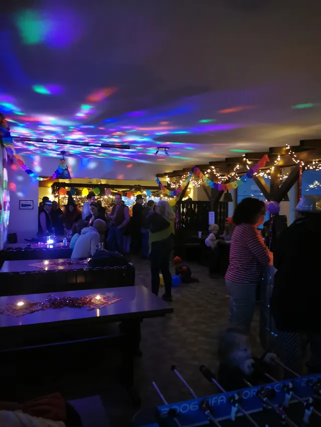 Raum mit bunter Partybeleuchtung