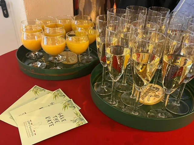 Gläser mit Sekt und Orangensaft auf einem Tablett