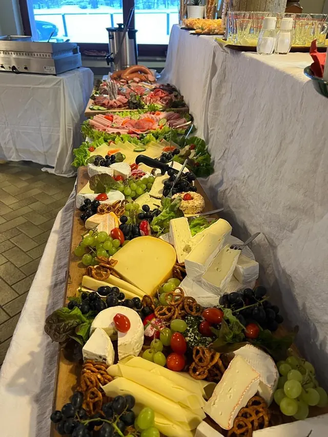 Buffet mit Käse, Obst und Wurst
